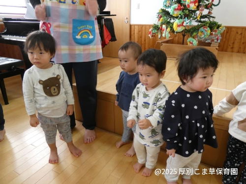 ゆうぎ「こぶたのピクニックサンバ」を踊るたんぽぽ組（１歳児）の様子