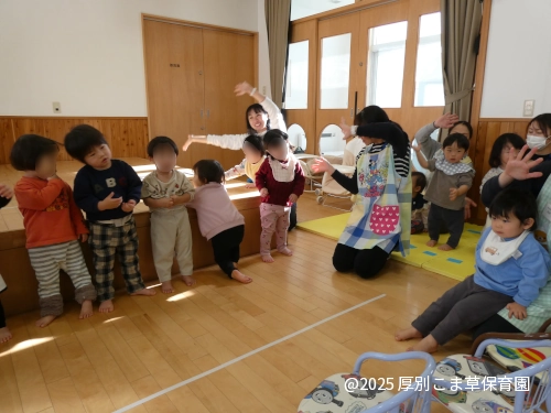 こぶたのピクニックサンバを踊る子どもたちの様子