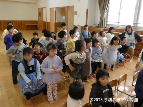 こぶたのピクニックサンバを踊る子どもたちの様子