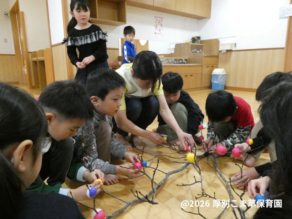 正月飾りをしているひまわり組（５歳児）の様子