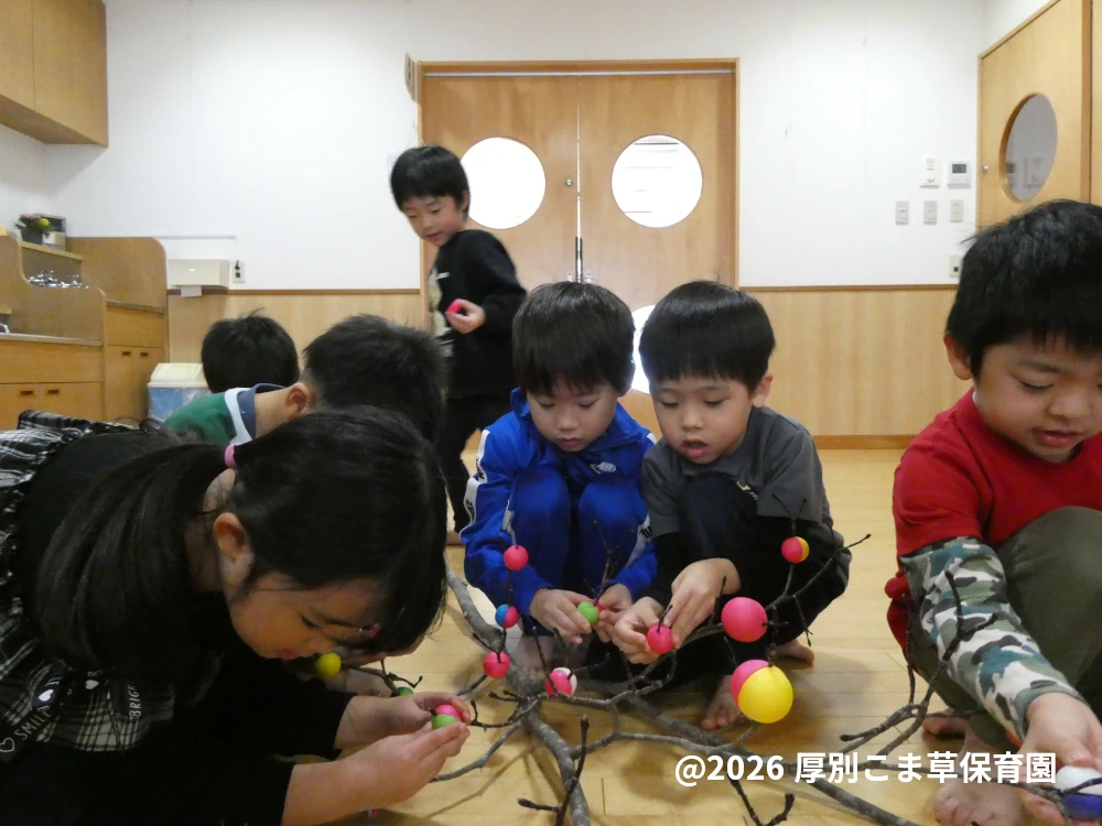 正月飾りをしているひまわり組（５歳児）の様子