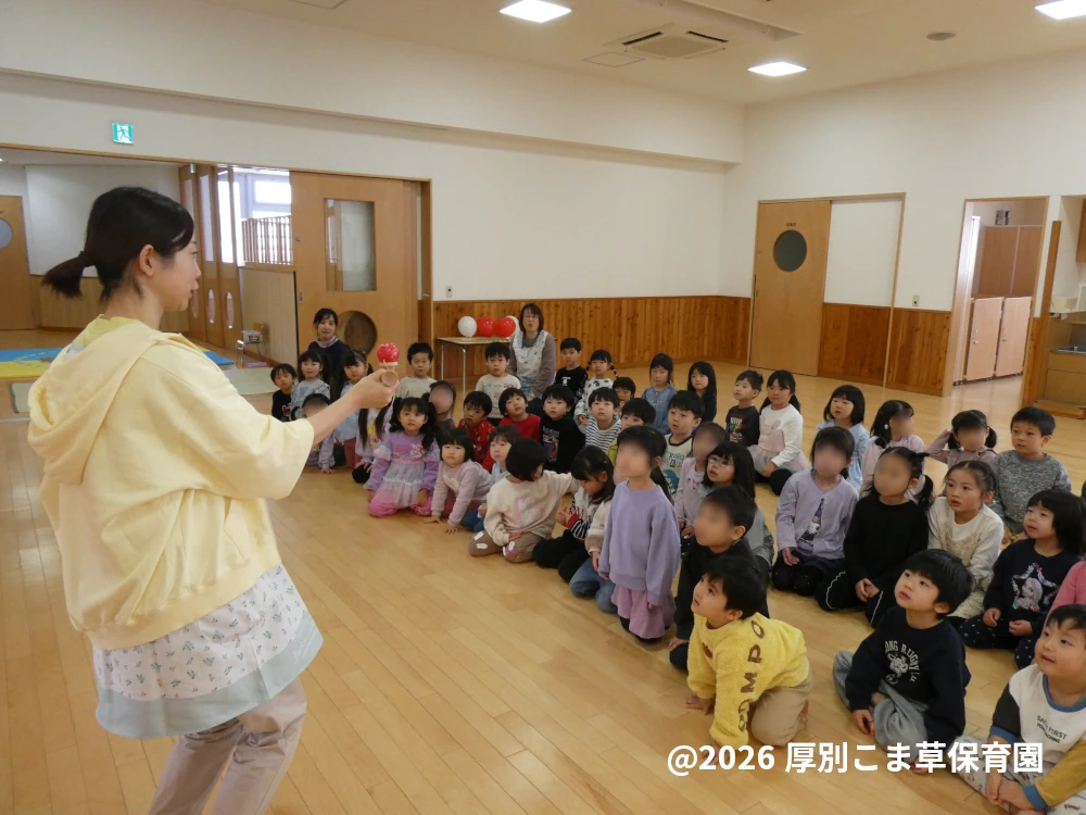 先生の説明をしっかり聞いている子どもたちの様子