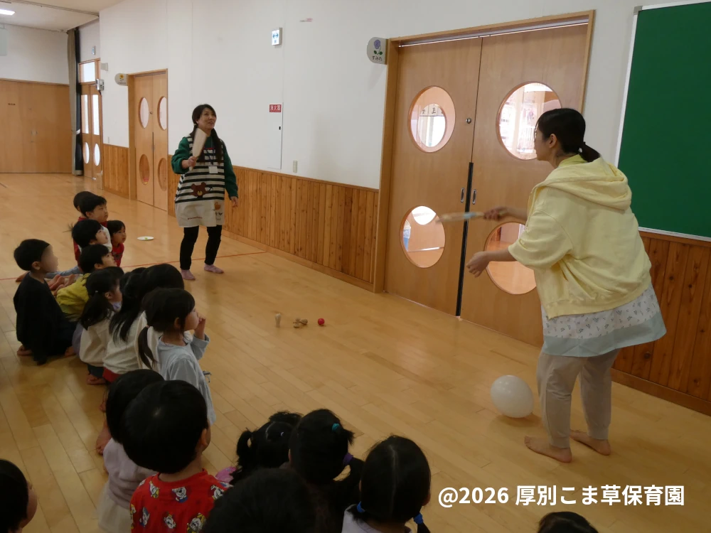 先生の説明をしっかり聞いている子どもたちの様子