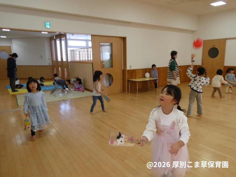羽根つきをして遊んでいる子どもたちの様子