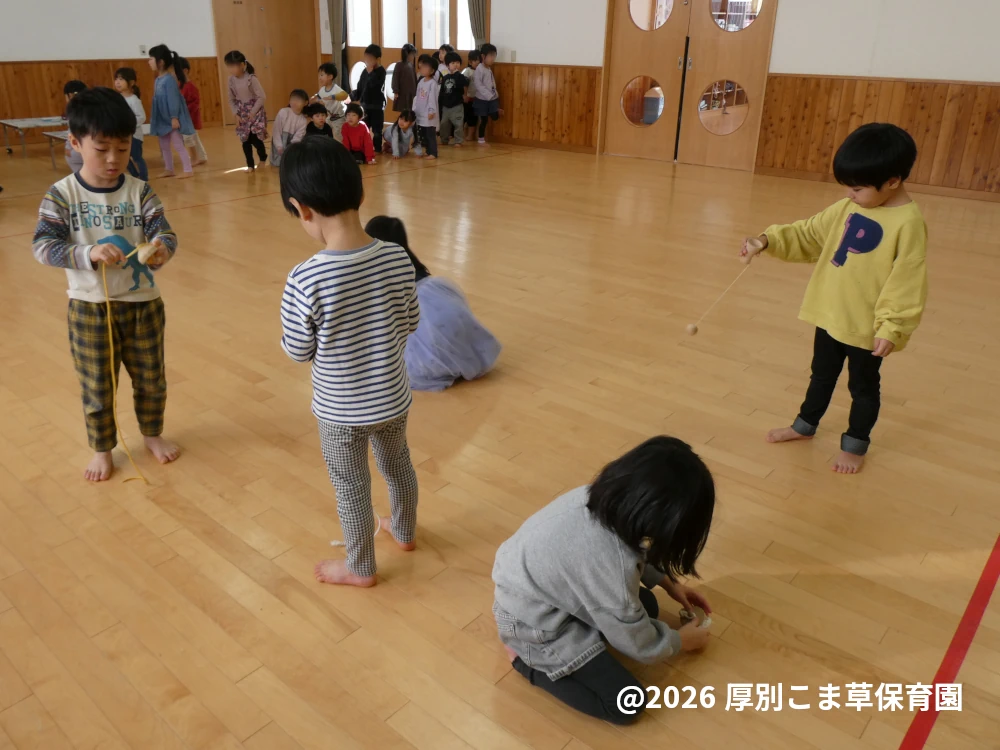 こま回しやけん玉を楽しむ子どもたちの様子