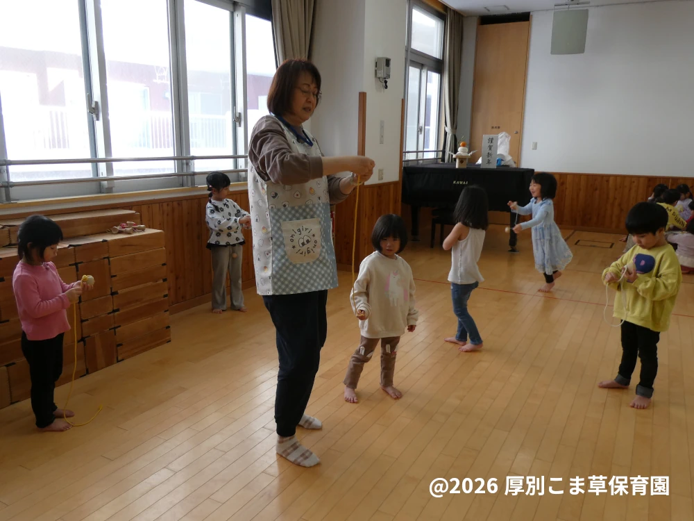 こま回しを楽しむ子どもたちの様子