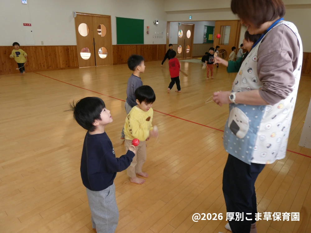 けん玉で遊んでいる子どもたちの様子