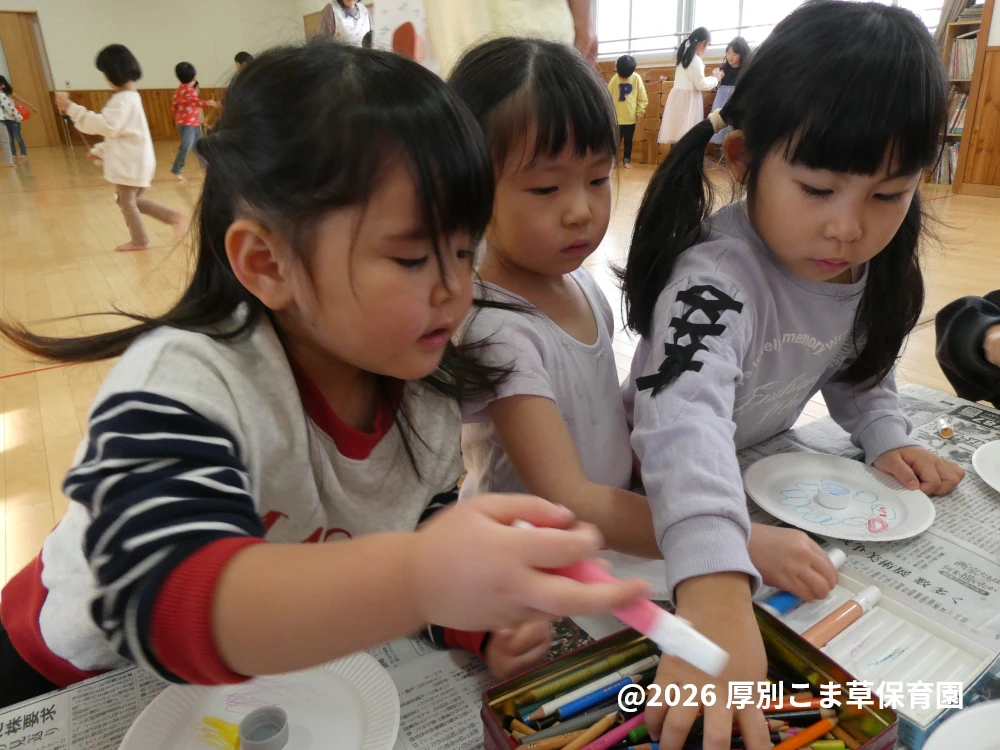 こまの制作をしている子どもたちの様子