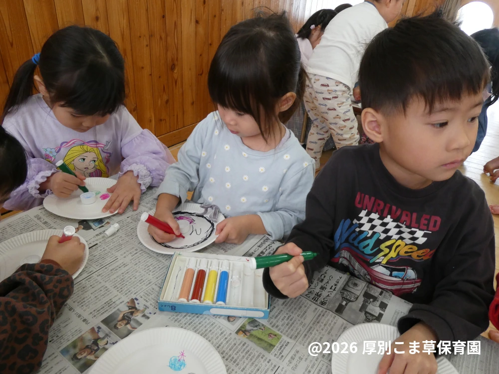 こまの制作をしている子どもたちの様子