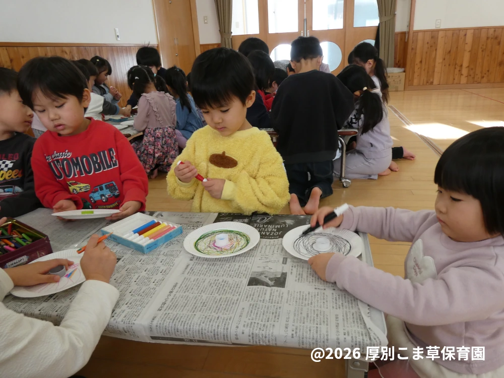 こまの制作をしている子どもたちの様子