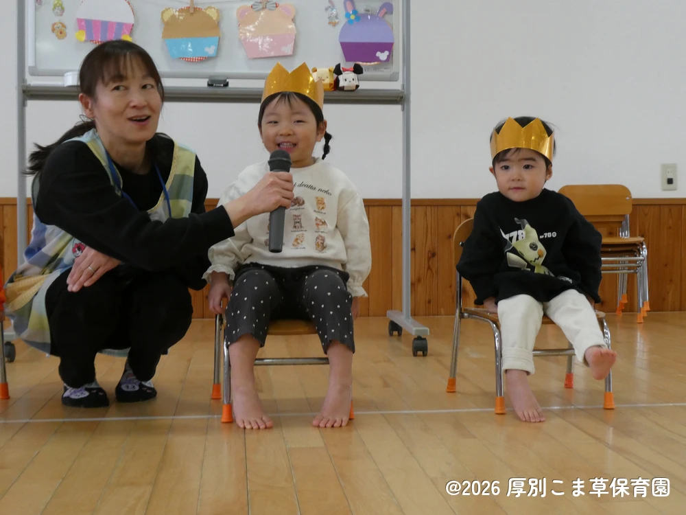 先生の質問に元気よく答える誕生児の様子