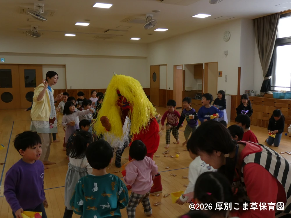 おにを目の前にしていろいろな反応を示している子どもたちの様子