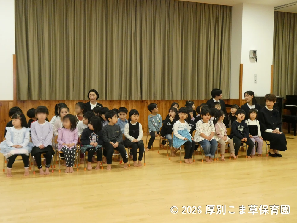 卒園児の入場を待つあさがお組（３歳児）とすみれ組（４歳児）の様子