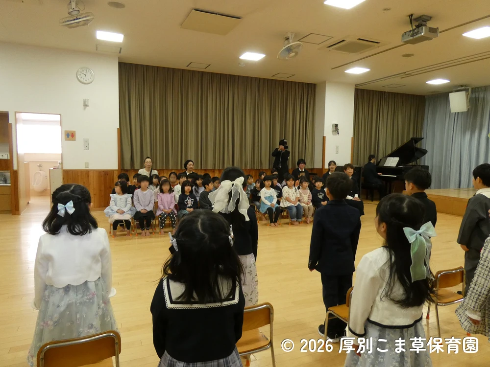 入場するひまわり組（５歳児）の様子