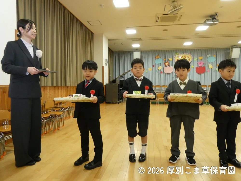 保護者に向けて感謝の気持ちを伝える子どもたちの様子