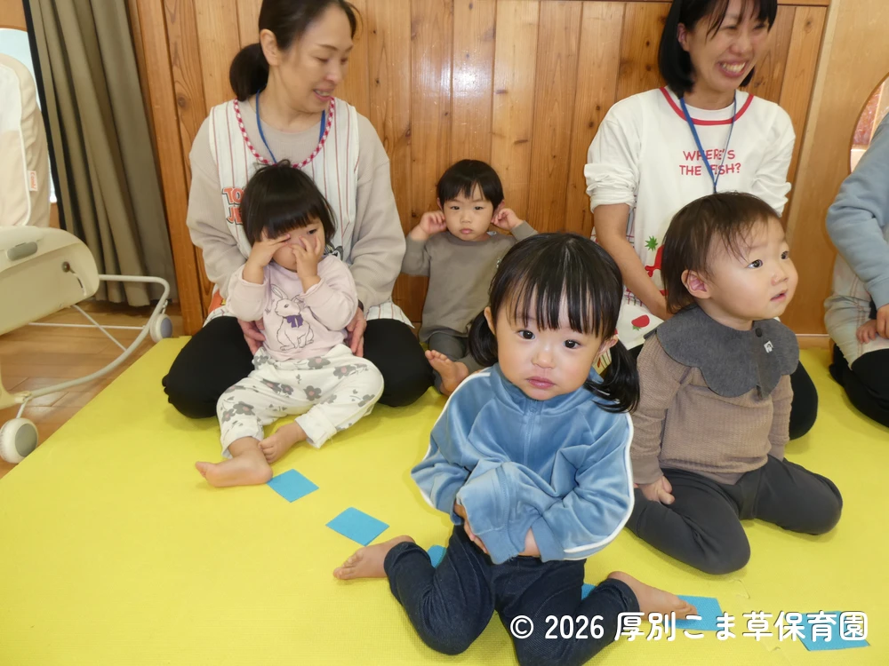 誕生会が始まる前に手あそび歌を楽しんでいる子どもたちの様子