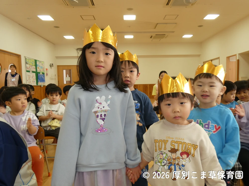 元気よく入場する誕生児の子どもたちの様子