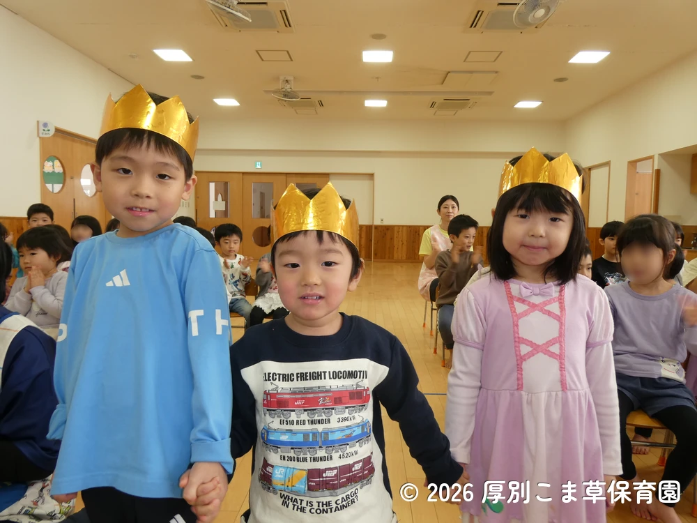 元気よく入場する誕生児の子どもたちの様子