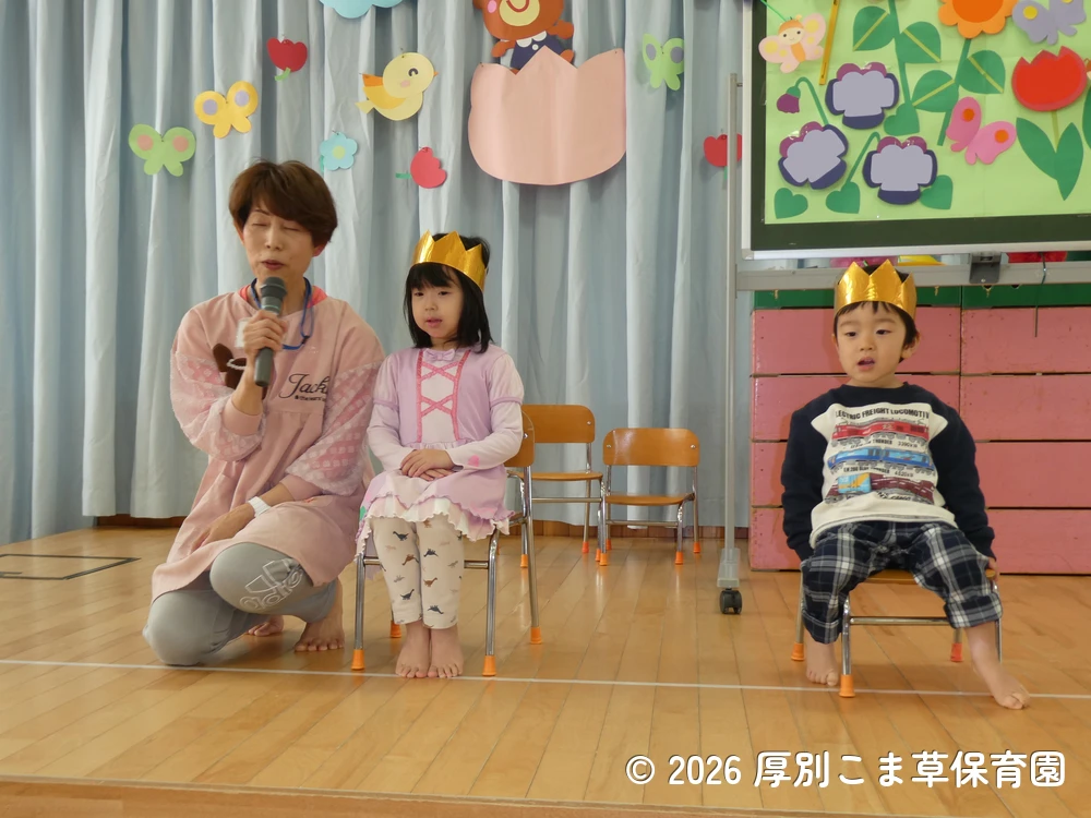 先生の質問に元気よく答える誕生児の様子