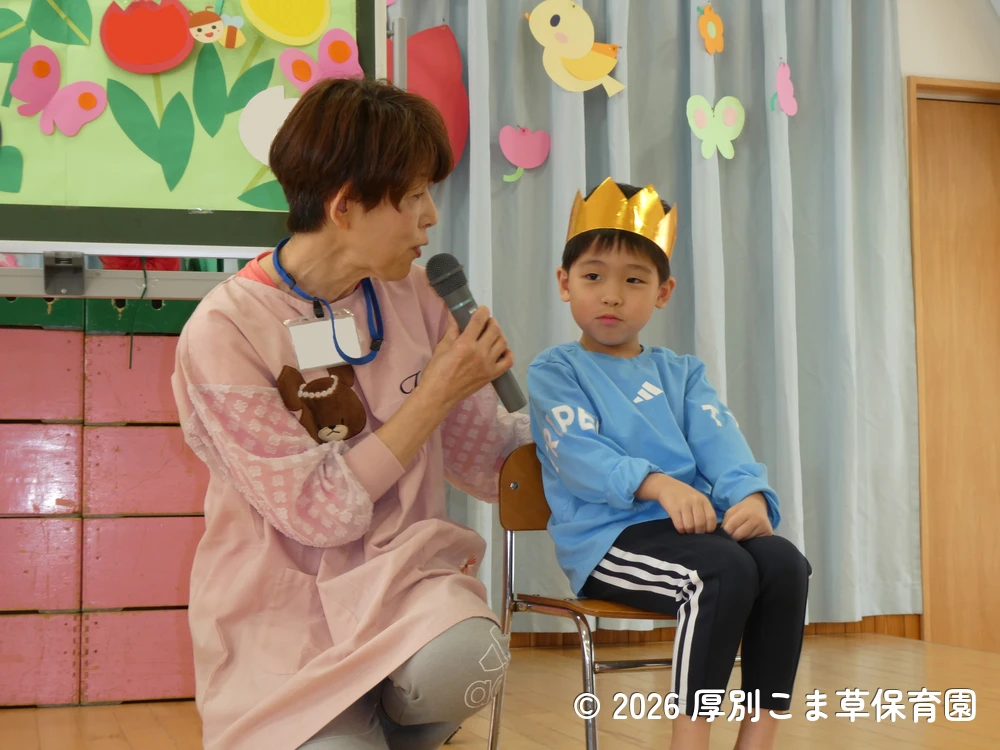 先生の質問に元気よく答える誕生児の様子