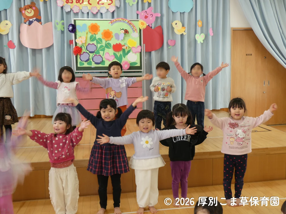 クラスの出し物を歌っているあさがお組（３歳児）の様子