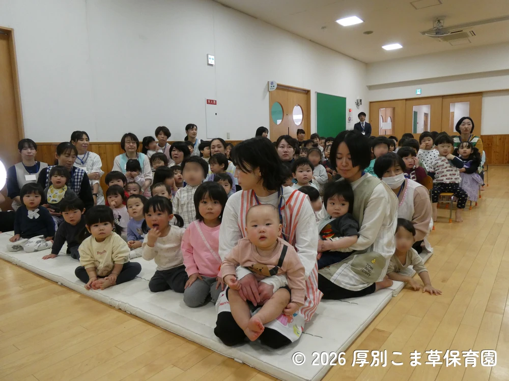 入園式が始まる前の在園児の子どもたちの様子