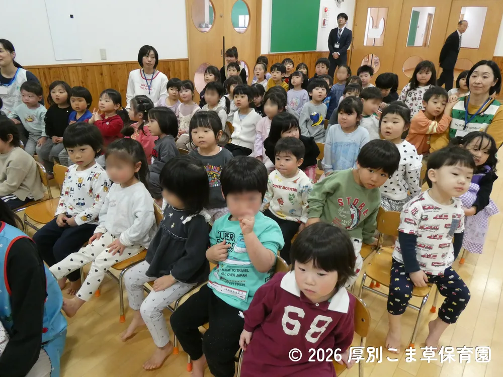 紹介されている新入園児を見ている在園児の子どもたちの様子