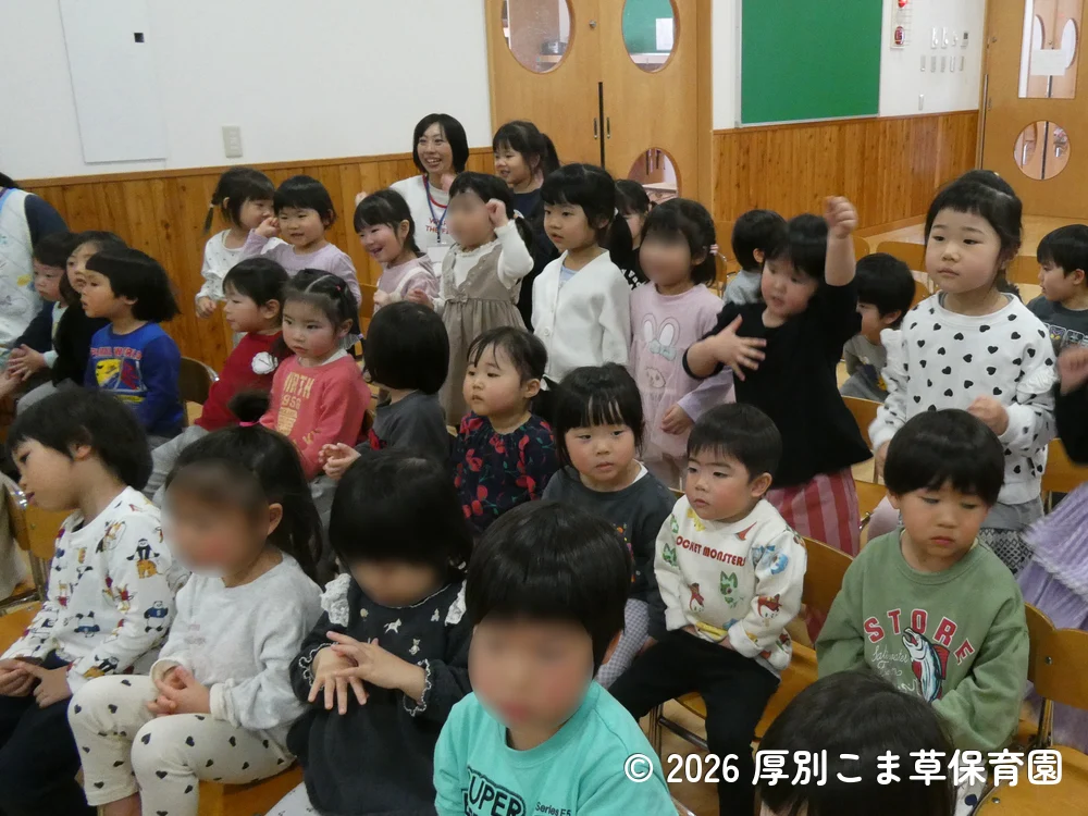 「夢をかなえてドラえもん」をその場で一緒に踊っている在園児の子どもたちの様子
