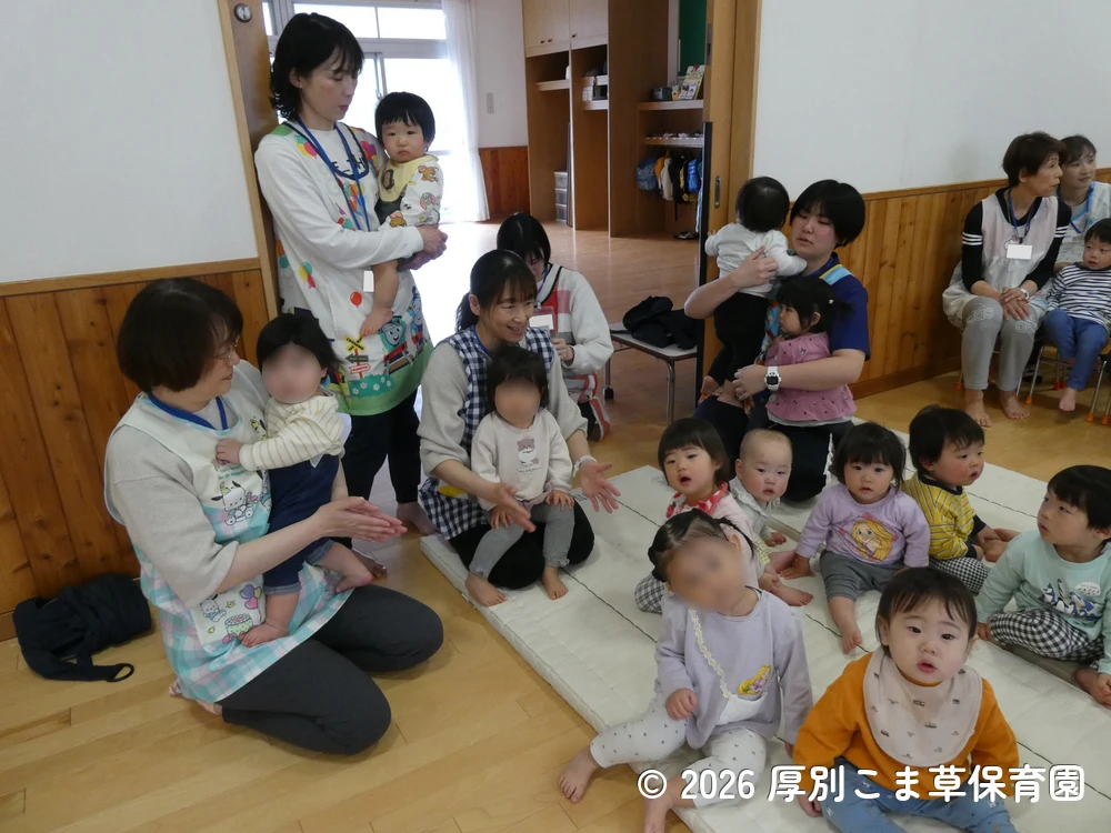 誕生会が始まる前の子どもたちの様子