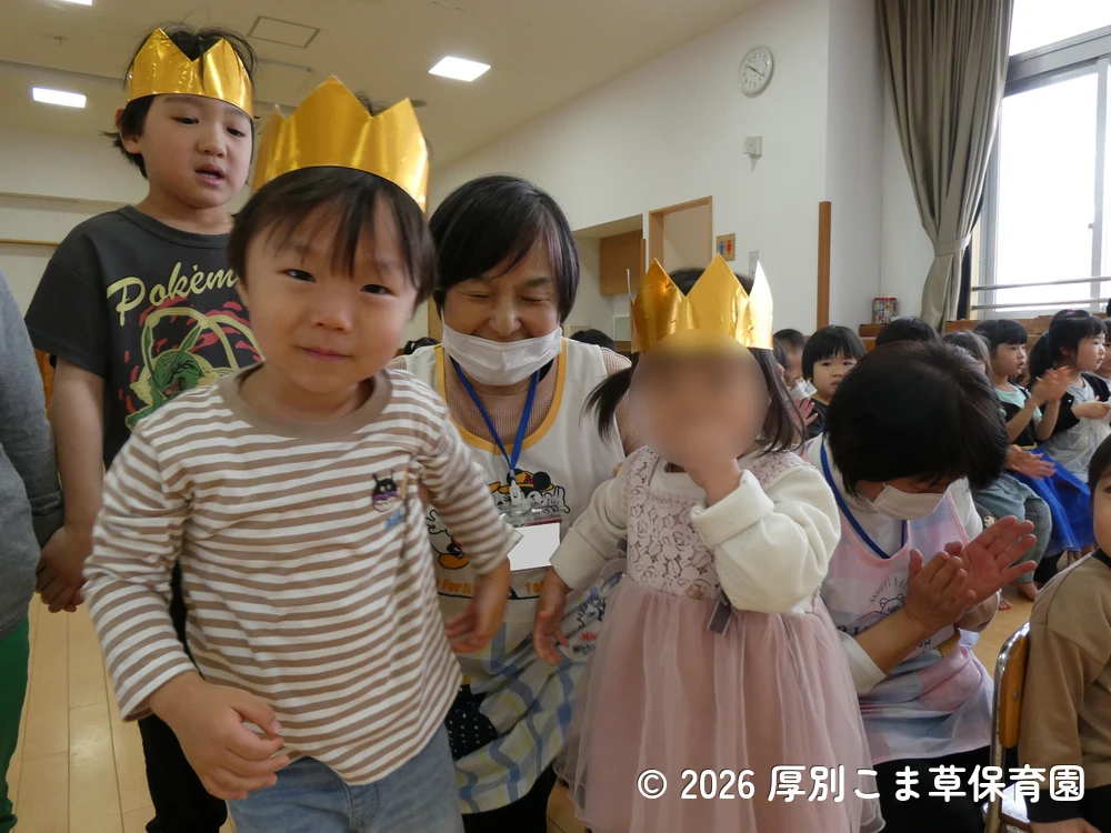 元気よく入場する誕生児の子どもたちの様子