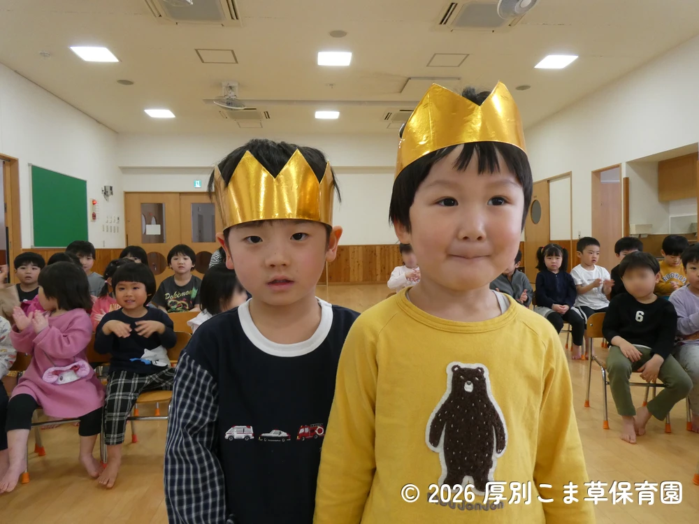 元気よく入場する誕生児の子どもたちの様子