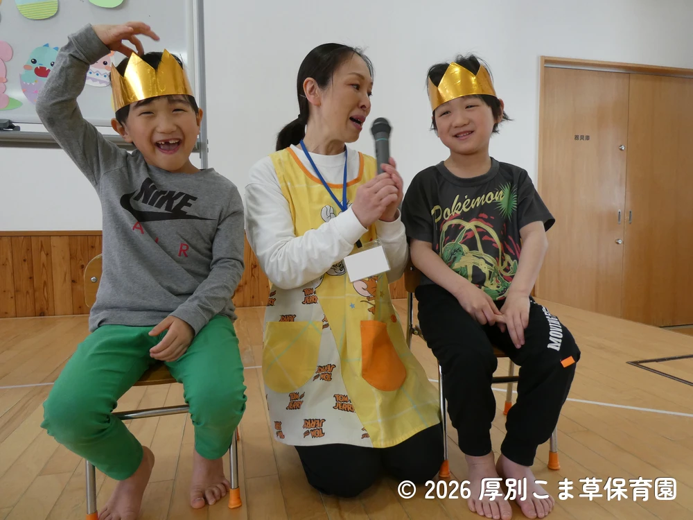 先生の質問に元気よく答える誕生児の様子