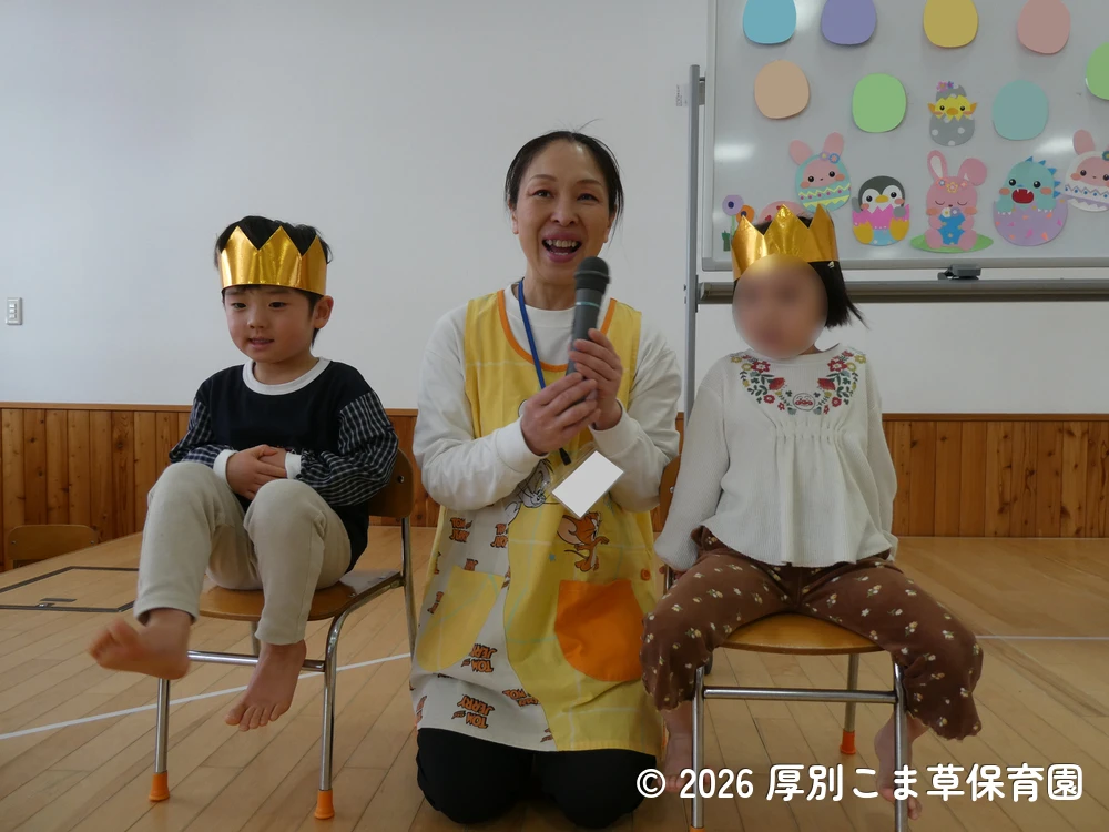 先生の質問に元気よく答える誕生児の様子