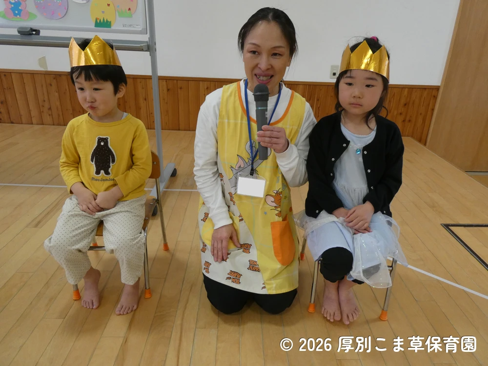 先生の質問に元気よく答える誕生児の様子