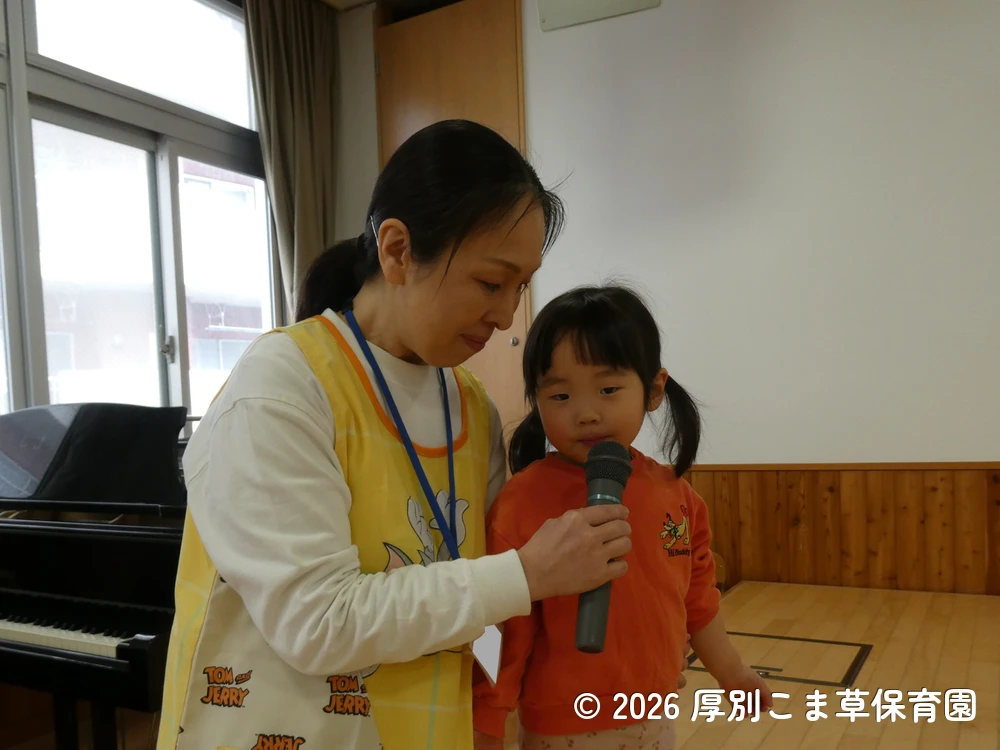 誕生児に質問する子どもたちの様子