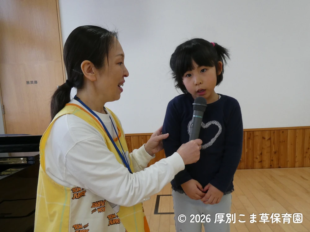 誕生児に質問する子どもたちの様子