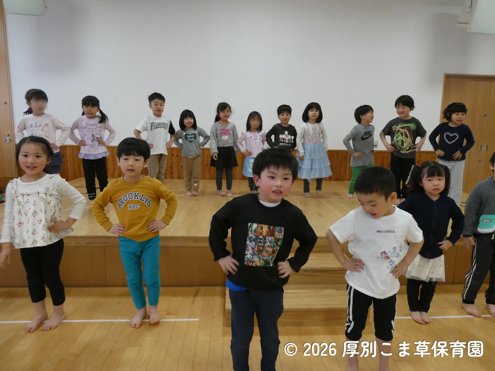 クラスの出し物を踊っているひまわり組（５歳児）の様子
