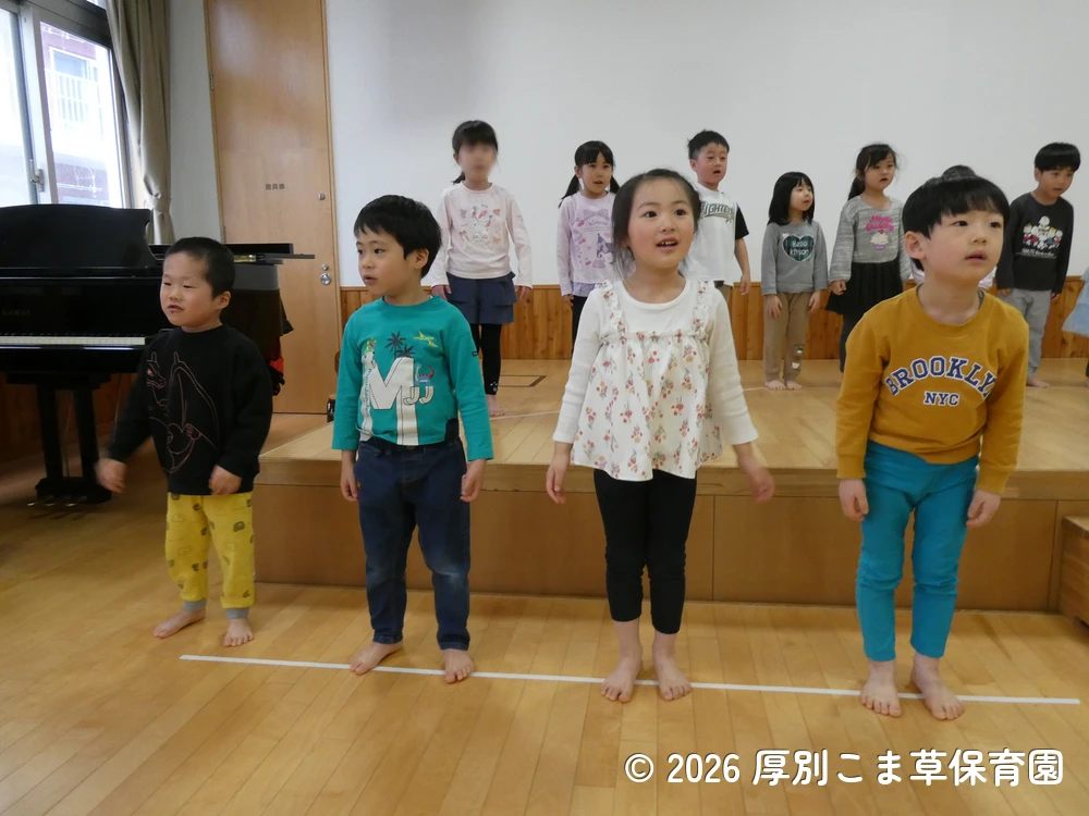 クラスの出し物を踊っているひまわり組（５歳児）の様子