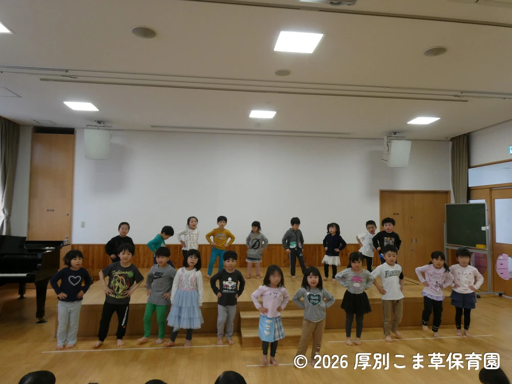 クラスの出し物を踊っているひまわり組（５歳児）の様子