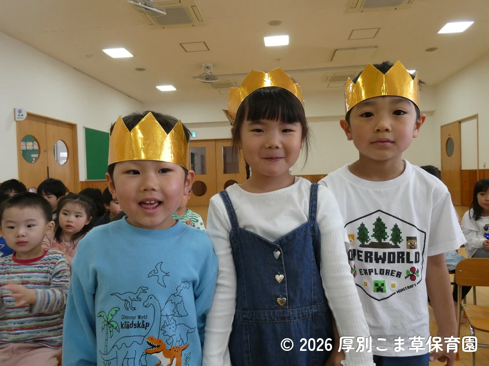 少し緊張しながら入場する誕生児の子どもたちの様子