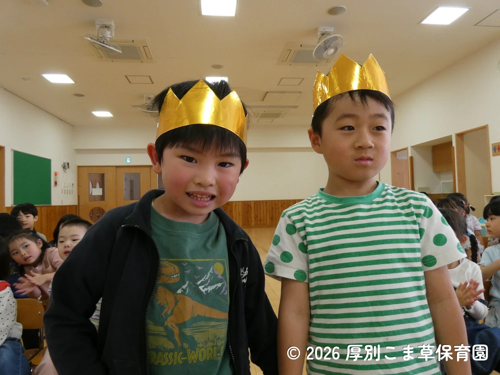 少し緊張しながら入場する誕生児の子どもたちの様子