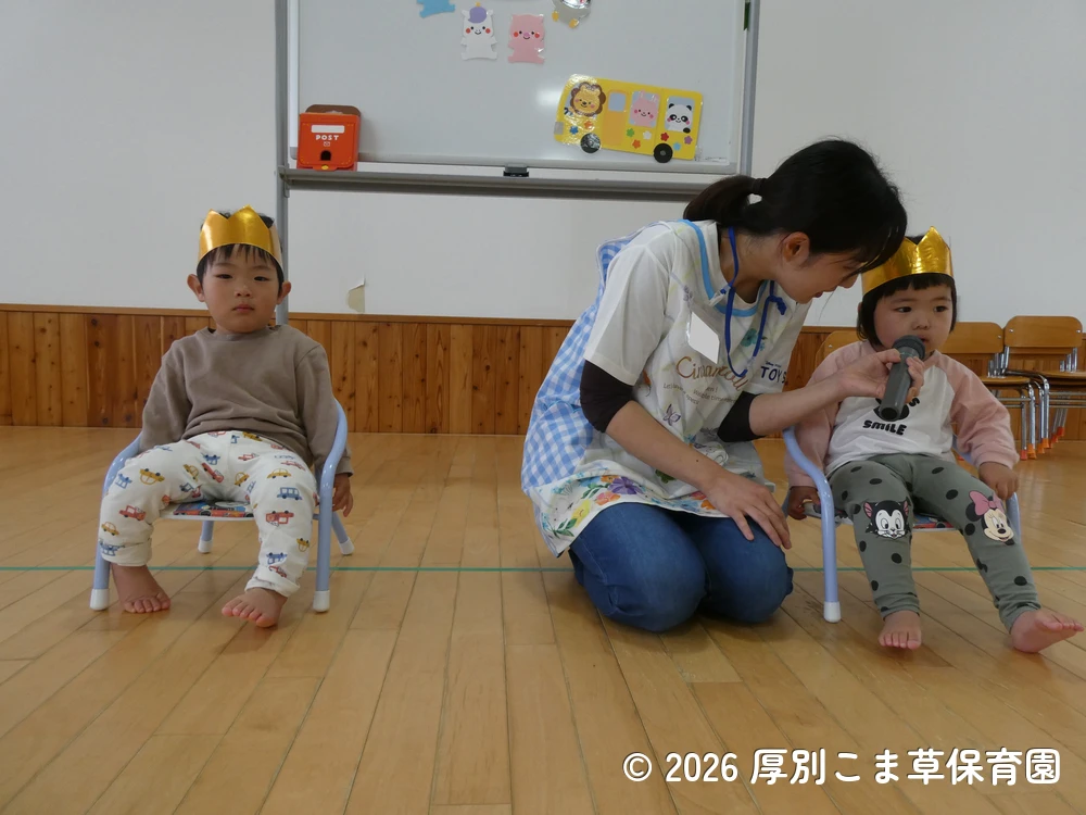 先生の質問に元気よく答える誕生児の様子