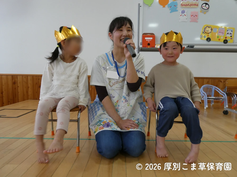 先生の質問に元気よく答える誕生児の様子