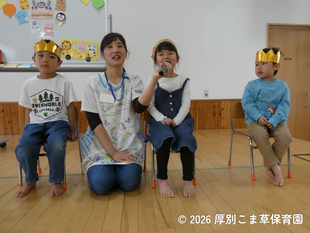 先生の質問に元気よく答える誕生児の様子
