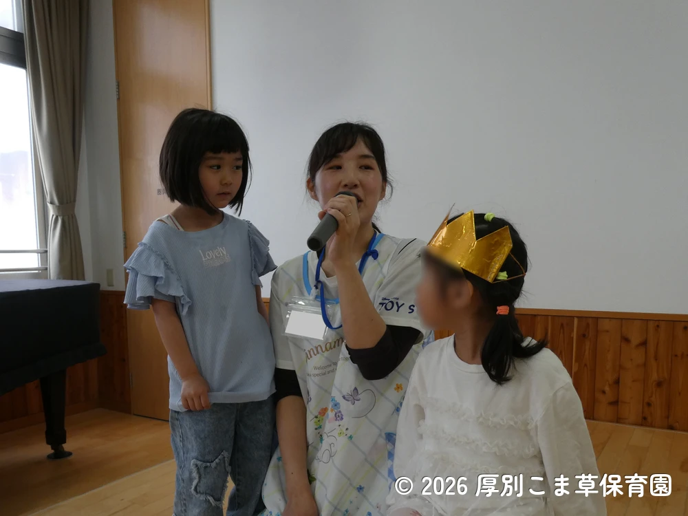 誕生児に質問する子どもたちの様子