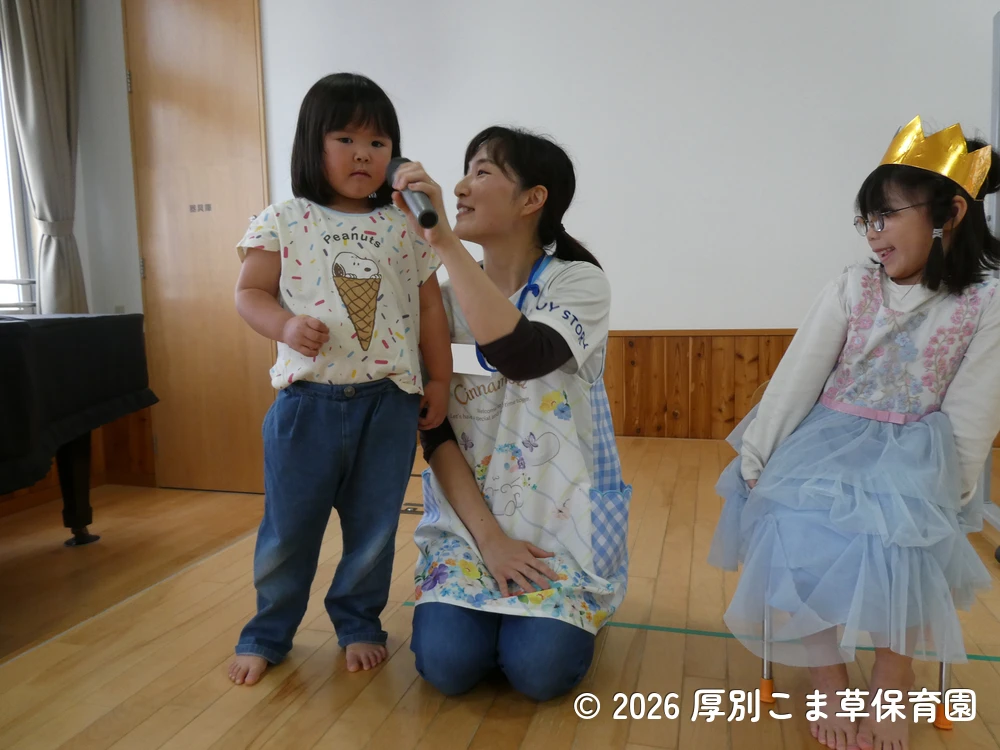 誕生児に質問する子どもたちの様子