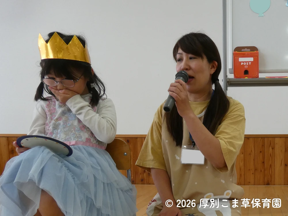 誕生カードの内容を紹介されている子どもたちの様子