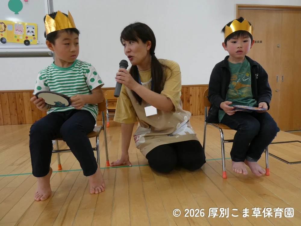 誕生カードの内容を紹介されている子どもたちの様子