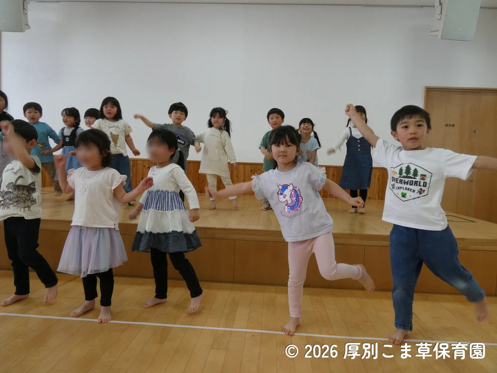 クラスの出し物を踊っているすみれ組（４歳児）の子どもたちの様子