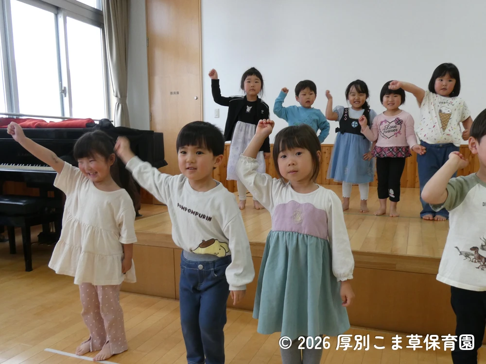 クラスの出し物を踊っているすみれ組（４歳児）の子どもたちの様子